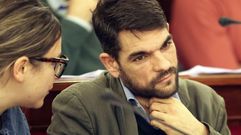 El concejal socialista Juli�n Reina, en una foto de archivo en un pleno, junto a la edila Ana Lamas.