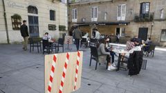 Las terrazas de los bares pueden abrir al 50 % de su aforo en los concellos del �rea sanitaria. En la imagen, la plaza de M�ndez N��ez, en la ciudad de Pontevedra