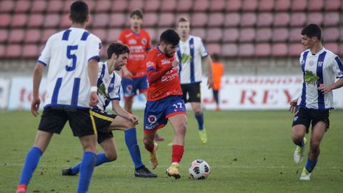 Litos, de la UD Ourense, conduce el baln