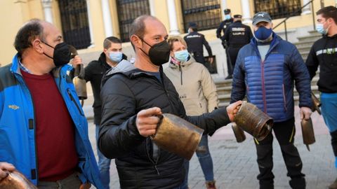 La asociaci�n Asturias Ganadera ha reiterado sus peticiones este viernes con un cencerrada ante la sede del Gobierno asturiano