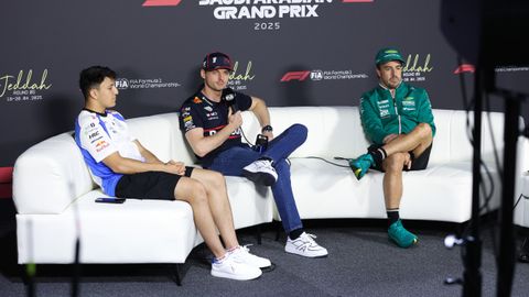Max Verstappen y Fernando Alonso.Max Verstappen y Fernando Alonso, piloto de Aston Martin