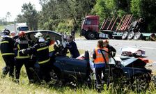 Los bomberos tuvieron que retirar el techo del coche para sacar al herido, que falleci� horas despu�s. 