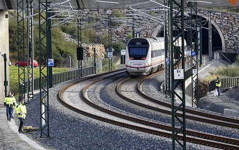 Imagen de los t�cnicos realizando las mediciones en el lugar del accidente. 