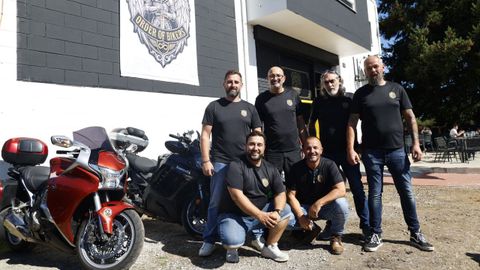 Los moteros Dani �DK� (secretario), Jos� �Neki� (vocal), Santi �Pirri� (tesorero), Delmiro �Molotov� (vicepresidente), abajo a la izquierda Miguel �Bispo� (vocal) y Santi �Mao� (presidente).