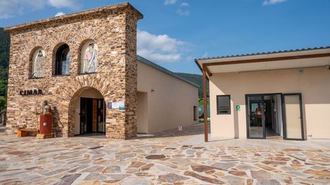 El museo (a la izquierda) y la recepción del cámping del geoparque