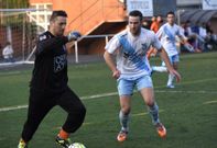 El delantero Yanki, de negro, lleva nueve tantos y jug� en el campo del Zas de portero. 