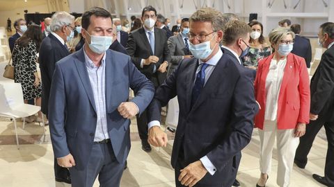 Entrega Medalla de Galicia 2020.  Gonzalo Caballero y Feijoo se saludan y charlan