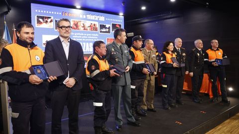 El director de la Fundaci�n 061,  Rom�n G�mez; el comisario de la Polic�a Auton�mica, Jorge Manuel Rubal, el subdelegado de Defensa en Ourense, Jes�s Antonio Pe�as, el comisario jefe de la Polic�a Nacional, Juan Castor V�zquez y el capit�n del subsector de Tr�fico de la Guardia Civil, Javier Barja, entregaron las medallas de bronce