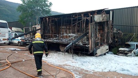 Bomberos de Valdeorras trabajando en la zona