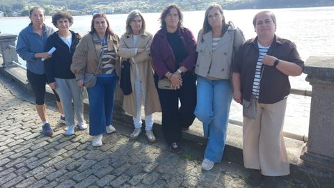 De izquierda a derecha, Sandra, Carmen, Susana, Elena, Mary, Pili y Raquel, el viernes delante de la cofrad�a de pescadores