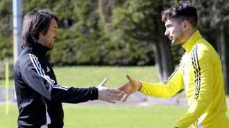 Secho y Pablo Crespo se saludan en un entrenamiento en San L�zaro