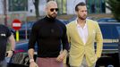 Andrew Tate y su hermano Tristan en su llegada a la vista para la devoluci�n de sus bienes confiscados.