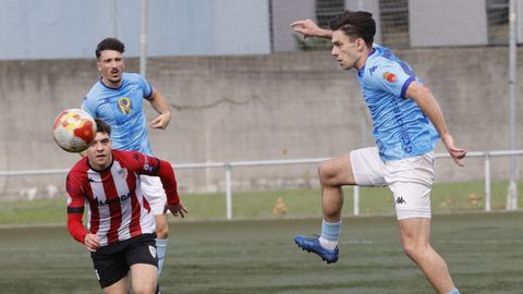 lex Esquerdeiro, atento al baln durante el partido contra el Atltico Arteixo.