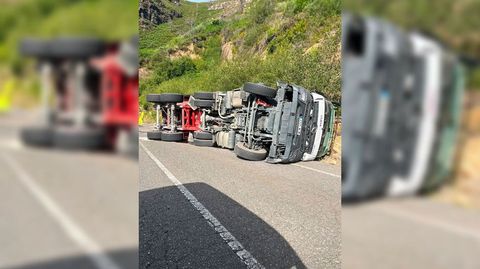 El cami�n volc� sobre un lateral y parte de su carga cay� a la cuneta