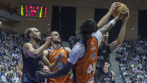 Lance del duelo de la primera vuelta entre el Obradoiro y el Leyma.