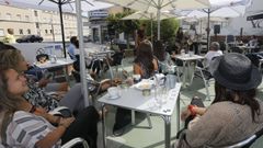 Foto de archivo de una actuacin musical en una terraza hostelera de Foz