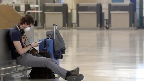 Un pasajero con mascarilla en el aeropuerto de Barajas, el pasado d�a 13