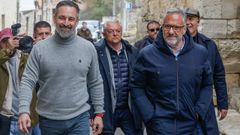 El presidente de Vox, Santiago Abascal, acompa�a al candidato a la Junta de Castilla y Le�n, Carlos Poll�n, durante su visita la localidad de Trevi�o, en Burgos.