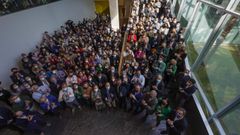 La delegaci�n gallega cant� dos veces �A Rianxeira� a Alberto N��ez Feijoo en el d�a de su elecci�n como nuevo presidente del PP. La primera vez, cuando los componentes de la expedici�n, compuesta por m�s de 500 compromisarios e invitados, se congregaron para hacer esta foto en familia, con Feijoo al frente. La segunda, en el sal�n de actos del palacio de congresos de Sevilla, cuando el ya presidente iba a comenzar su discurso de proclamaci�n.