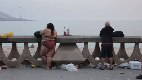 Las playas de Riazor y Orz�n amanecen llenas de basura tras la noche de San Xo�n