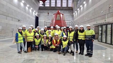Foto de grupo de los participantes en la visita en el interior de la central hidroel�ctrica de Os Peares