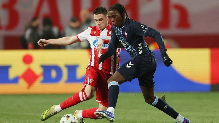 Ilaix Moriba pugna con Stankovic por un bal&oacute;n en el duelo del Celta ante el Estrella Roja.