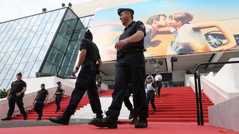 Agentes de polic�a custodian en la alfombra roja por la que pasar�n los protagonistas de la edici�n del festival de cine