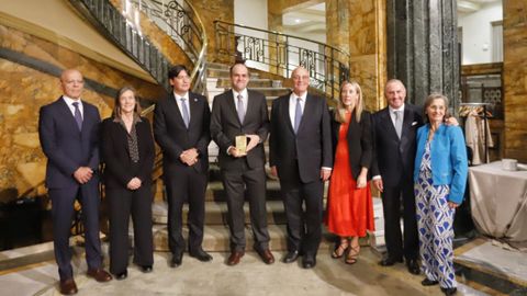 Glosador, Gins de Rus; presidenta del j urado Fundacin Banco Sabadell, Teresa Garcia-Mil; Consejero de Ciencia, Borja Snchez; premiado, Eduardo Dvila; presidente del Banco Sabadell, Josep Oliu, directora Fundacin Banco Sabadell, Sonia Mulero; madre premiado, Margarita Ramrez; Pablo Junceda, director general adjunto Banco Sabadell.