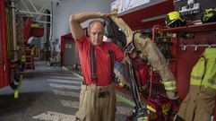Miguel Arca dej&oacute; el parque de bomberos de Santiago tras casi cinco lustros en &eacute;l. El dubr&eacute;s, afincado en Lestedo (Boqueix&oacute;n), es adem&aacute;s t&eacute;cnico de emergencias sanitarias y, de forma paralela, impart&iacute;a cursos como formador e instructor de primeros auxilios tanto en la Axencia Galega de Seguridade P&uacute;blica (Agasp) como en empresas privadas.