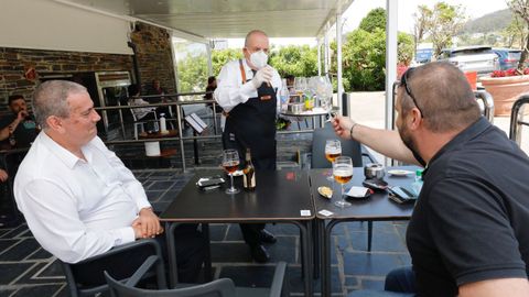 Clientaela en una terraza de Viveiro