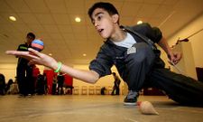 Algunos ni�os fueron capaces de hacer espectaculares acrobacias con sus peonzas.