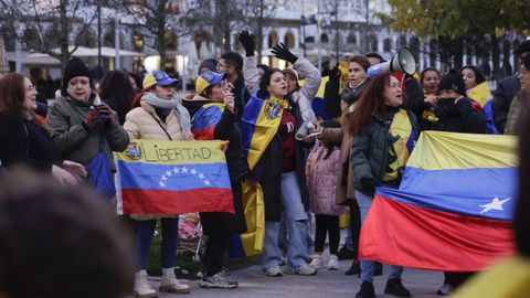 Asistentes a la concentraci&oacute;n por Venezuela celebrada esta tarde en la Marina de A Coru&ntilde;a