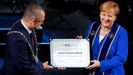 Merkel elogi� el coraje de los ciudadanos de Leipzig protagonistas de la revoluci�n pac�fica que precedi� a la ca�da del muro de Berl�n, al recibir el t�tulo de doctora honoris causa por la Universidad de esa ciudad del este de Alemania