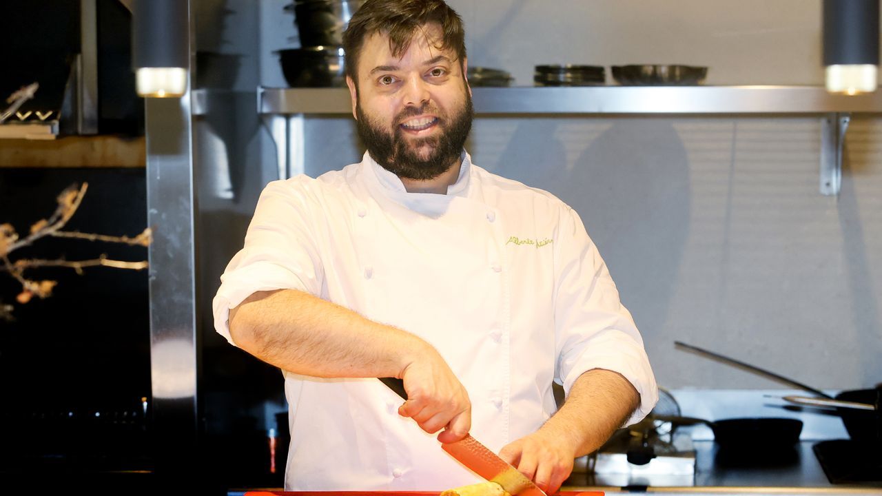 El chef Alberte Gutiérrez dirige el taller Cociña Capital para los lectores de La Voz de Galicia