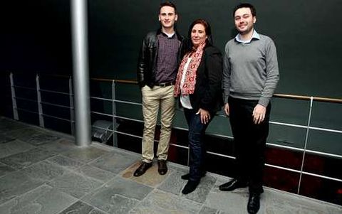 De izquierda a derecha, Xabier Bascoy, director de la Filarm�nica do Saln�s, Roc�o Llovo y Santi V�zquez