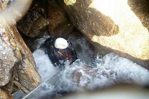 El agua tiene una gran fuerza en varios puntos de la cueva.