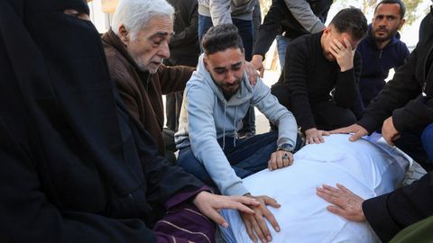 Una familia de palestinos llora a sus muertos en Gaza.