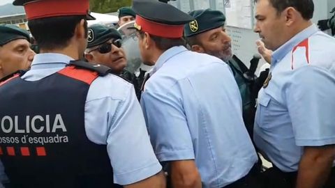 Los Mossos D'Esquadra se encaran con la Guardia Civil