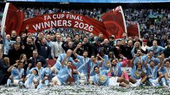 La plantilla y cuerpo t�cnico del Manchester City, durante la celebraci�n del t�tulo de campe�n de la FA Cup.