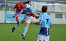 Coki, que salv� un punto con un golazo, en una disputa a�rea con un jugador del Ver�n. 