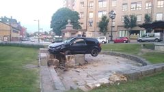 Veh�culo empotrado contra la fuente de Cuatro Ca�os 