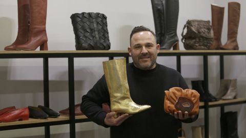 Jorge P�rez Naya, propietario de la tienda de calzado y complementos Loyna de la calle de la Galera, en A Coru�a. 