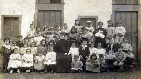 Grupo escolar (abril de 1926). Anónimo