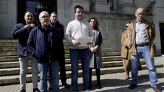 �scar Pose responsable del sector l�cteo del sindicato Uni�ns Agrarias (en el centro), acompa�ado por otros miembros del sindicato, present� en la ma�ana de este lunes la denuncia ante la Fiscal�a de A Coru�a