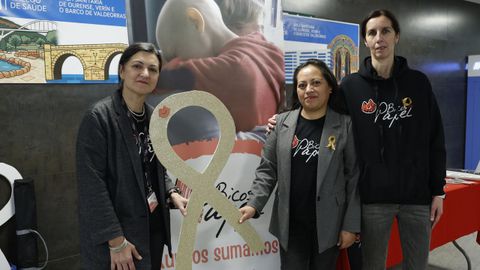La presidenta de Bicos de Papel, Mila Mart�nez; la vocal ourensana Beatriz Gonz�lez; y la secretaria, Luc�a Curra, en la mesa informativa instalada en el CHUO