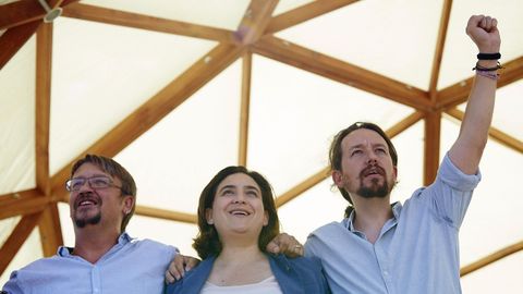 Pablo Iglesias, la alcaldesa de Barcelona Ada Colau, y el portavoz de En Com� Podem Xavier Dom�nech durante el acto de Catalunya en Com� con motivo de la Diada
