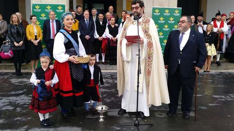 Ceremonia de los G�evos Pintos, del 2018, con Jenaro Soto junto al p�rroco de Pola de Siero, Juan Manuel Hevia-
