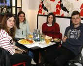 <span lang= es-es >�Ten�amos miedo de quedarnos tirados�</span>. Los titulares sobre el conflicto en la residencia universitaria alertaron a estos cuatro j�venes que estudian en el campus y proceden de distintos puntos de la comunidad gallega. fotos: ana fern�ndez