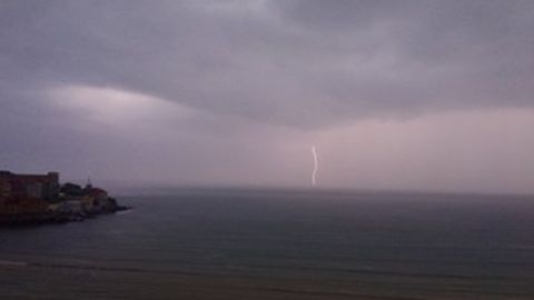 Tormenta el�ctrica en Gij�n