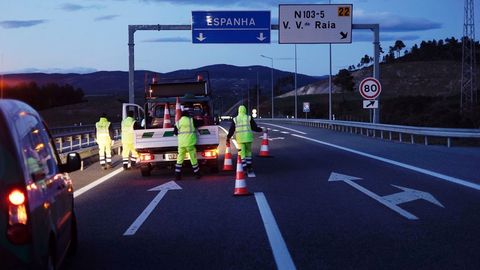 Operarios cortan la autova para desviar el trfico a la carretera donde se harn los controles fronterizos. 